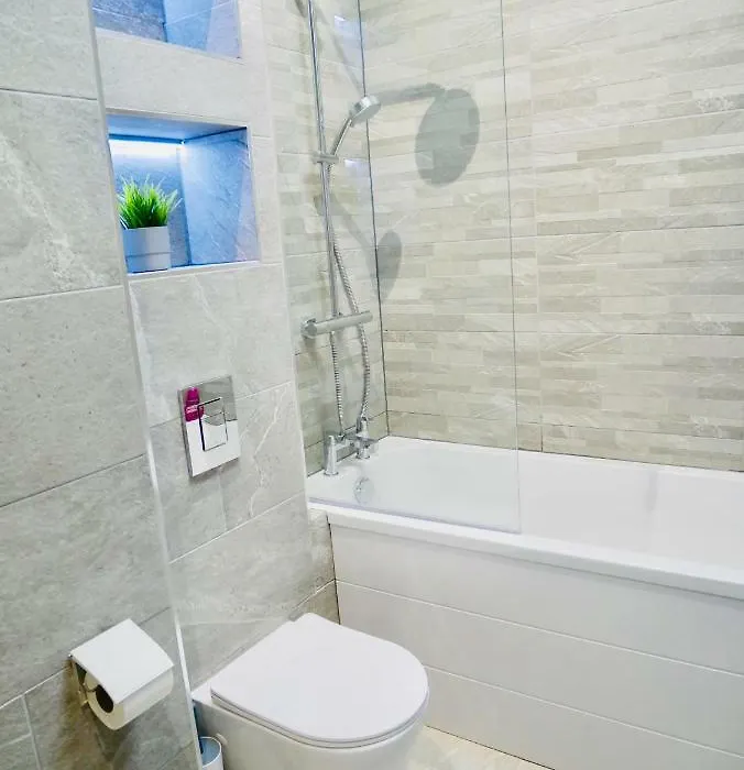 Luxury 3 Bedroom Apartment Near Bournemouth Beach & Poole-1