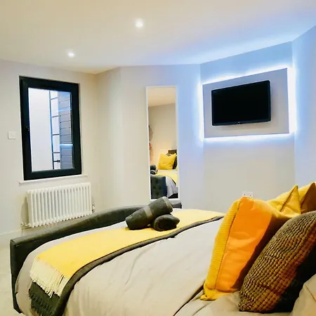 Luxury 3 Bedroom Apartment Near Bournemouth Beach & Poole-3