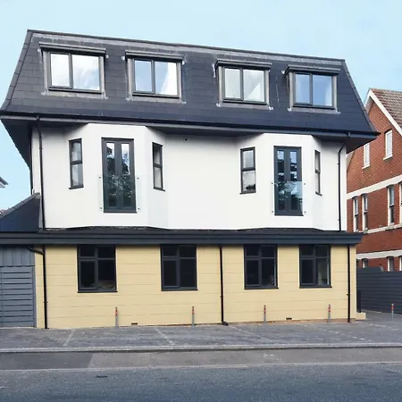 Luxury 3 Bedroom Apartment Near Bournemouth Beach & Poole-2