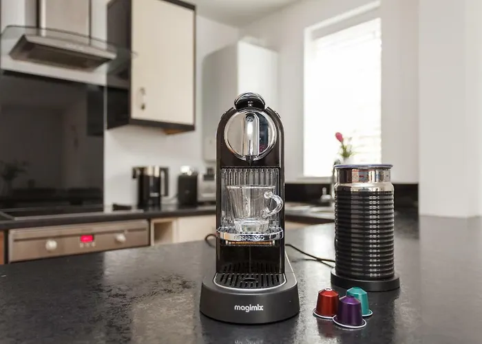 Stunning Contemporary - Free Parking - 5 Minute Walk To The Beach - Great Location - Fast Wifi - Smart Tv With Netflix Included - Contractor Friendly - Perfect For Short And Long Stays
