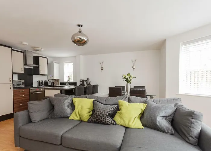 Stunning Contemporary - Free Parking - 5 Minute Walk To The Beach - Great Location - Fast Wifi - Smart Tv With Netflix Included - Contractor Friendly - Perfect For Short And Long Stays